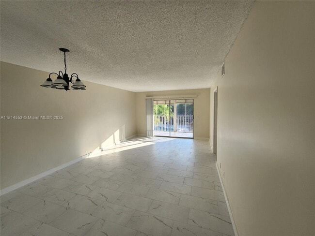 1351 SW 125th Ave in Pembroke Pines, FL - Foto de edificio - Building Photo