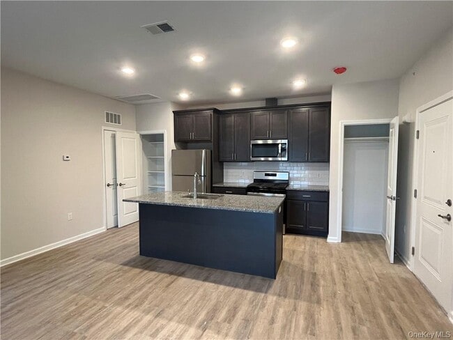 313 Tower Ridge Cir in Scotchtown, NY - Building Photo - Building Photo