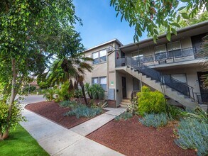 11355 Tiara St in North Hollywood, CA - Foto de edificio - Building Photo