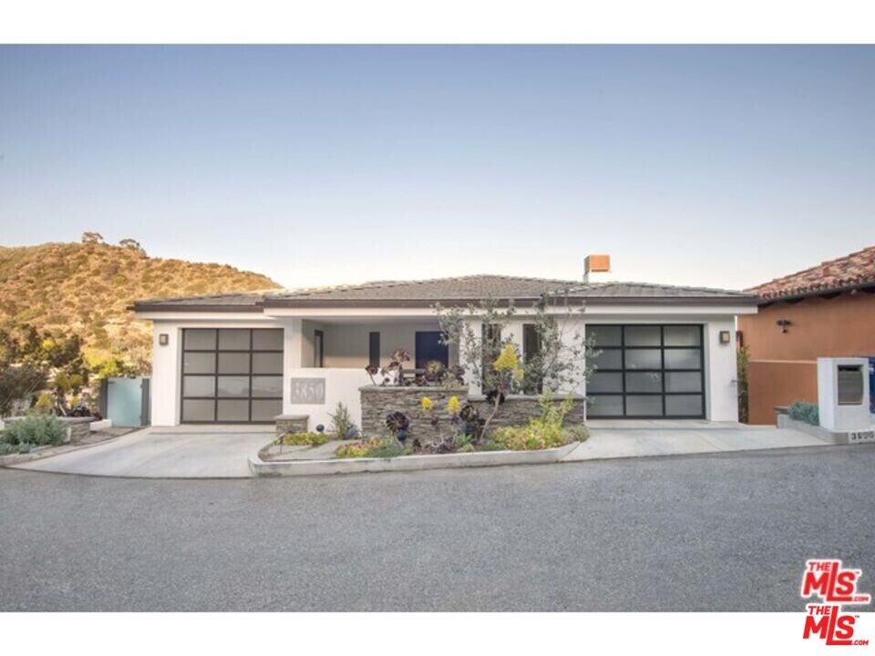 3850 Rambla Orienta in Malibu, CA - Building Photo