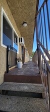 14607 Gilmore St, Unit 5 in Van Nuys, CA - Foto de edificio - Building Photo