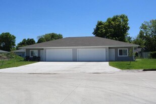 11 Reserve Ct in Garner, IA - Building Photo