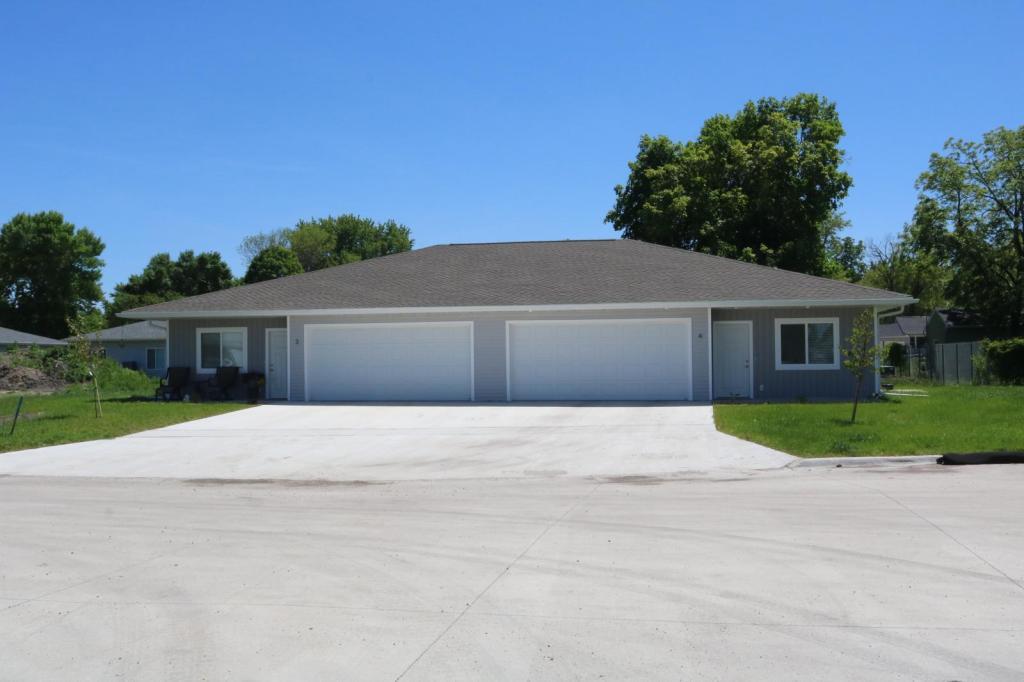 10 Reserve Ct in Garner, IA - Building Photo