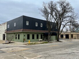 302 E Grove St, Unit B in Bloomington, IL - Building Photo