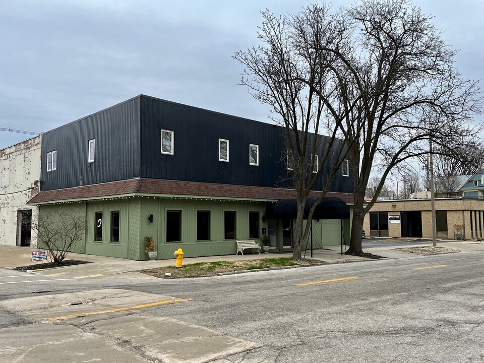 302 E Grove St, Unit B in Bloomington, IL - Building Photo