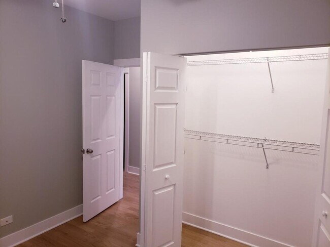 2437 N Ashland Ave, Unit 2F in Chicago, IL - Building Photo - Building Photo