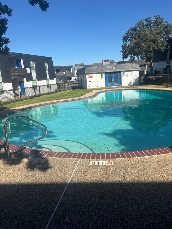 531 Bedford Rd, Unit 135 in Bedford, TX - Foto de edificio - Building Photo