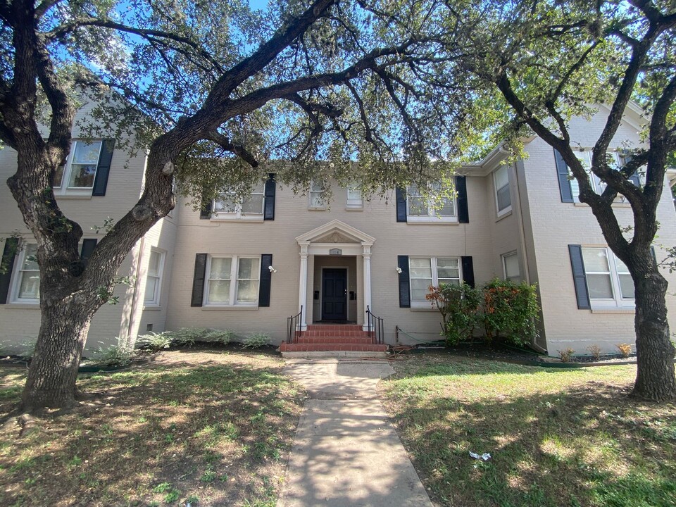 424 E Ashby Pl in San Antonio, TX - Building Photo