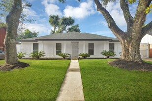 5215 Trail Lake Dr in Houston, TX - Building Photo