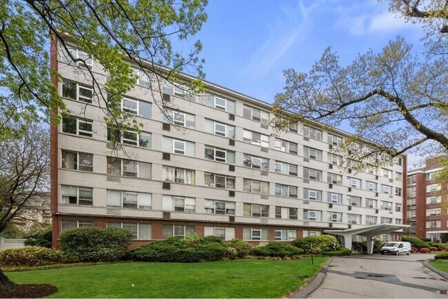 10 Hammond Pond Pkwy in Newton, MA - Building Photo - Building Photo