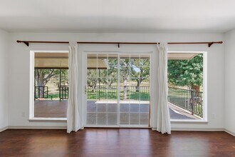 142 Lake Shore Dr in Horseshoe Bay, TX - Building Photo - Building Photo