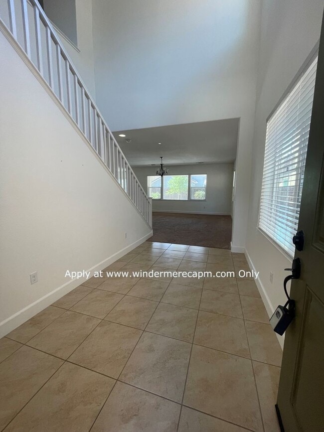 8428 Carcavelos Way in Elk Grove, CA - Building Photo - Building Photo