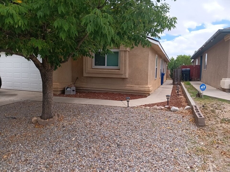 10416 Johncock Ave SW in Albuquerque, NM - Building Photo