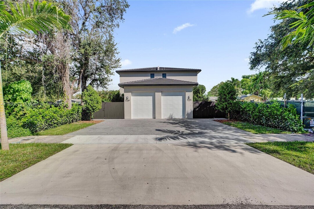 121 NE 118th St in Miami, FL - Building Photo
