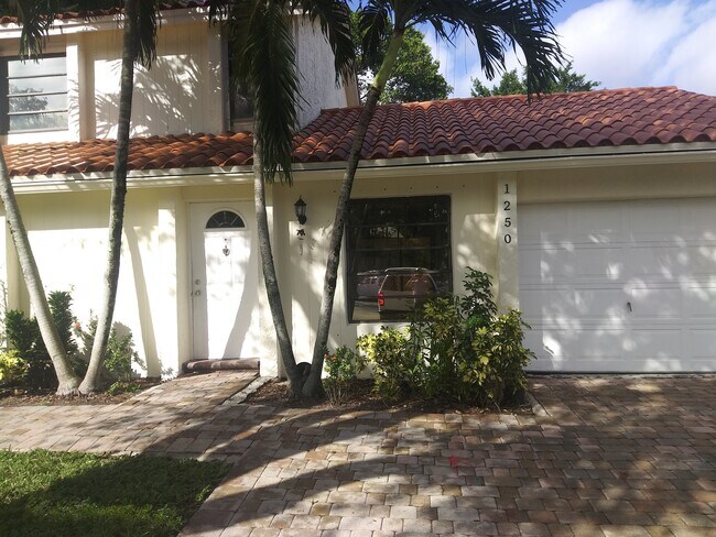 1250 NW 90th Way in Coral Springs, FL - Foto de edificio - Building Photo