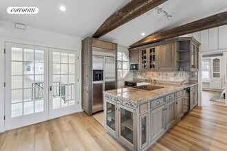 710 Montauk Hwy in Water Mill, NY - Building Photo - Building Photo