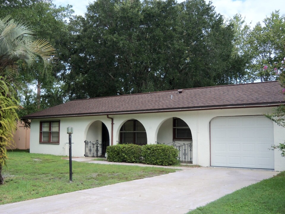 51 Fischer Ln in Palm Coast, FL - Foto de edificio