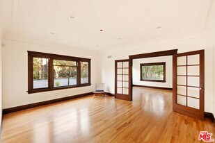 2027 Canyon Dr in Los Angeles, CA - Building Photo