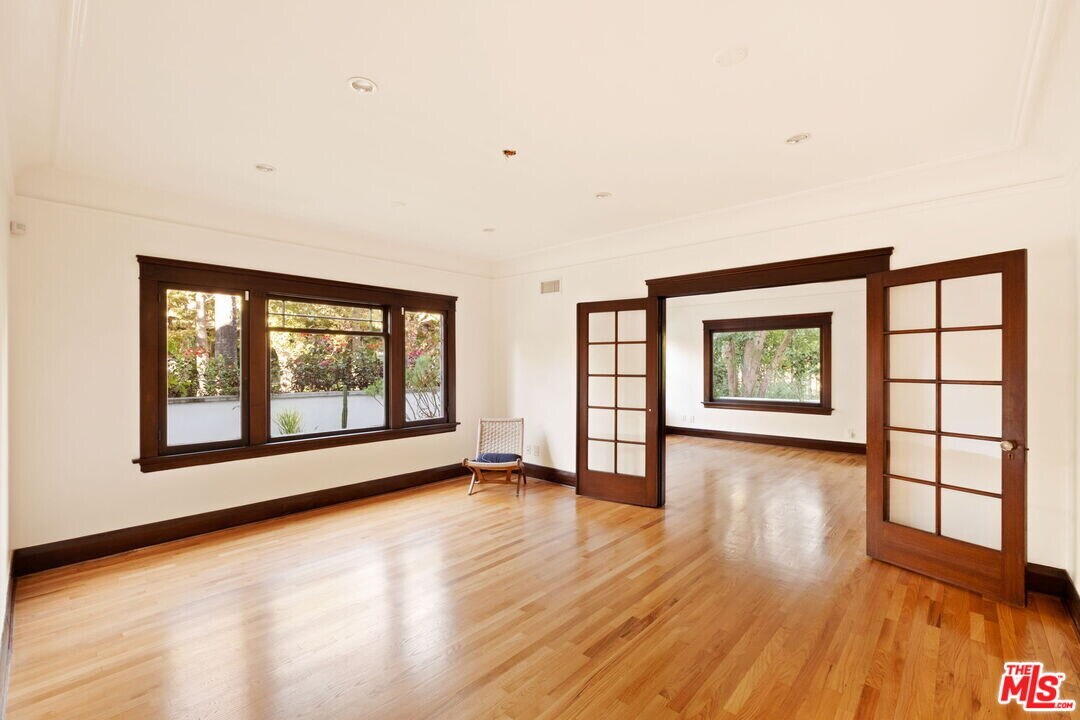 2027 Canyon Dr in Los Angeles, CA - Building Photo