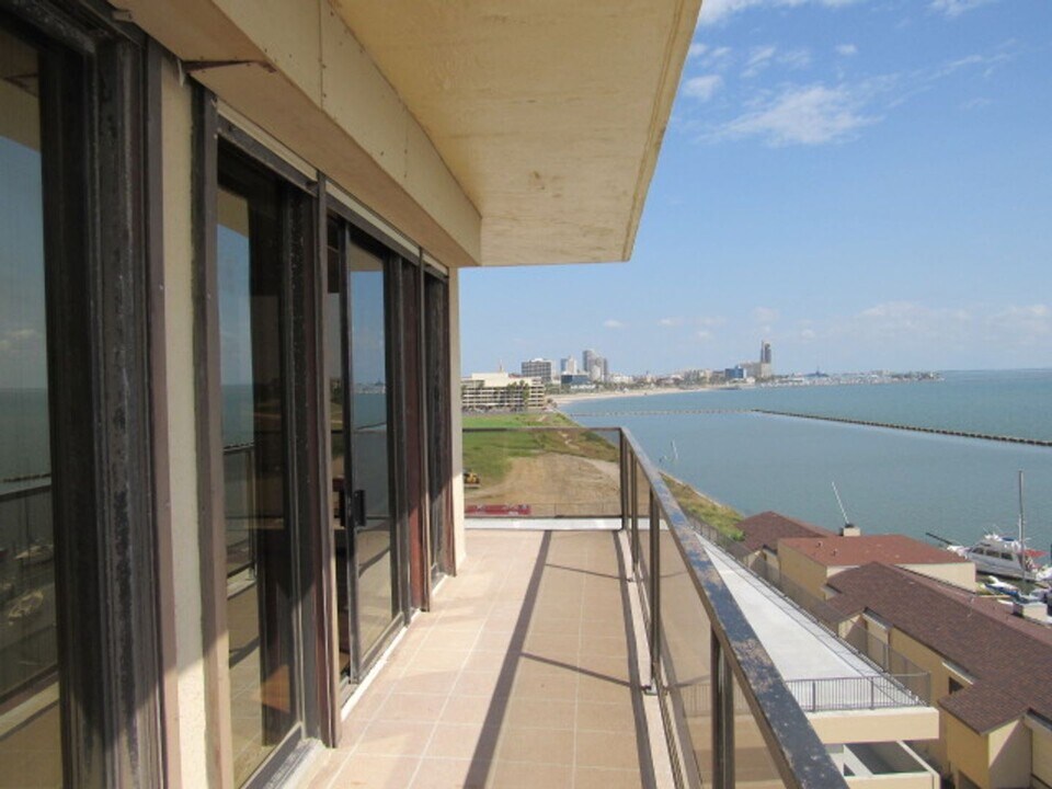 1400 Ocean Dr in Corpus Christi, TX - Building Photo
