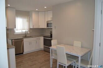 1660 Farmington Ave in Farmington, CT - Building Photo - Building Photo