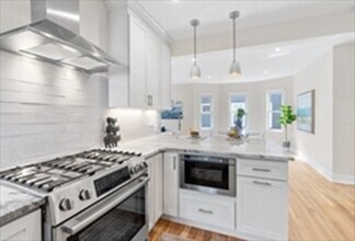 50 Whitfield Rd, Unit 1 in Somerville, MA - Foto de edificio - Building Photo