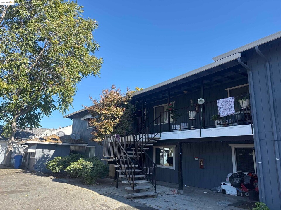 301 Birch St in Brentwood, CA - Foto de edificio