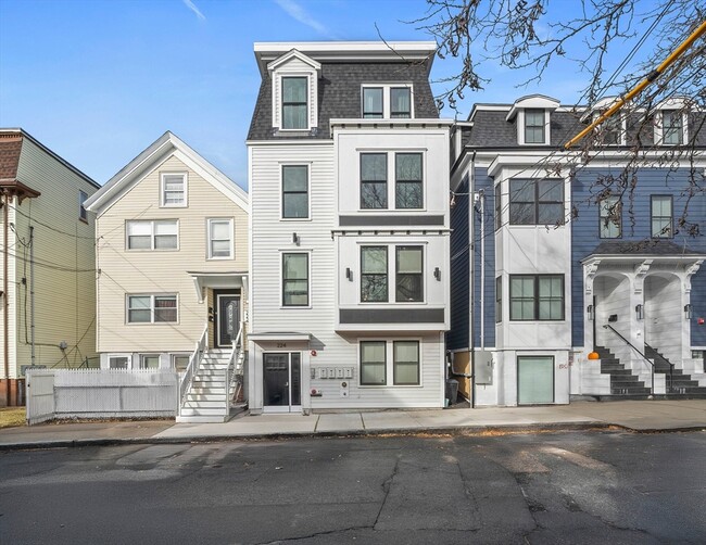 224 Princeton St, Unit 4 in Boston, MA - Building Photo - Building Photo