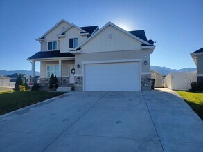 305 Lauren Ln in Tooele, UT - Building Photo - Building Photo