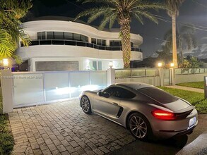 3344 NE 167th St in North Miami Beach, FL - Building Photo - Building Photo