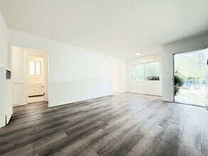 10565 Camarillo St in North Hollywood, CA - Building Photo - Building Photo