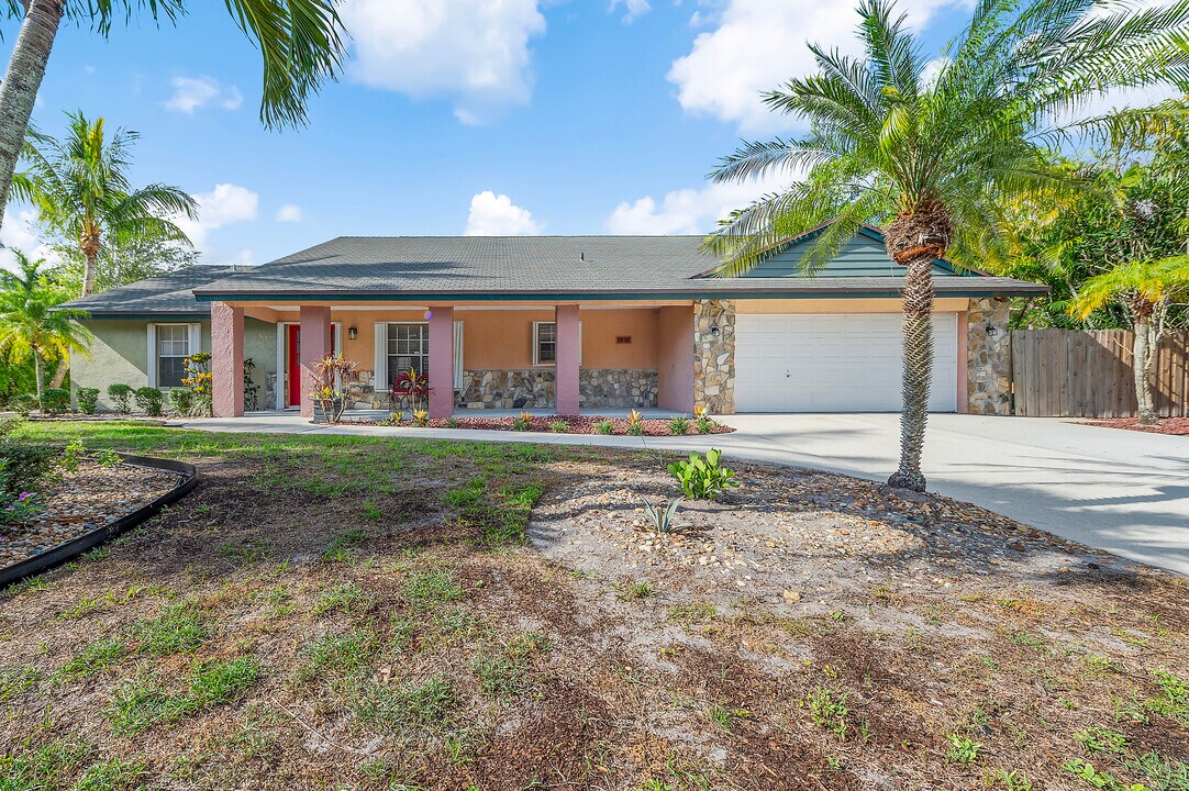 10690 Barn Rd in Wellington, FL - Building Photo