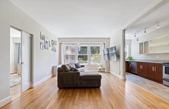 3901 Cathedral Ave NW in Washington, DC - Foto de edificio - Building Photo