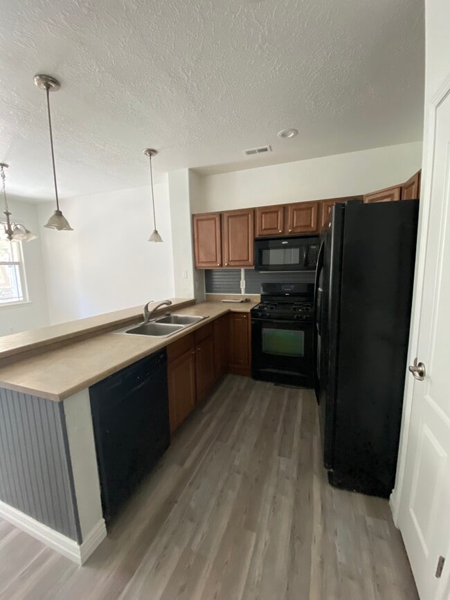 24 S 1520 W in Pleasant Grove, UT - Foto de edificio - Building Photo