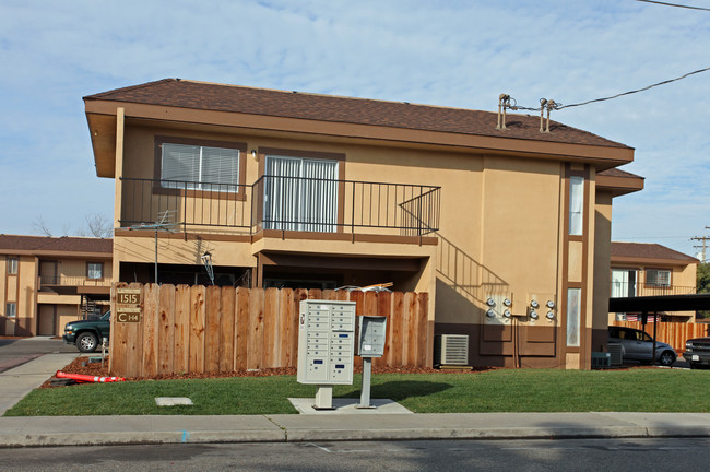 1515 N Palm St in Turlock, CA - Foto de edificio - Building Photo