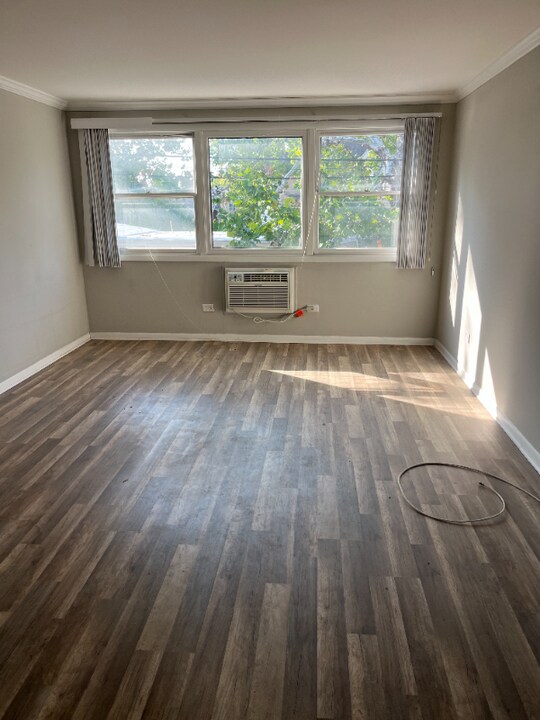 1327 E Prairie Ave, Unit NA in Des Plaines, IL - Building Photo