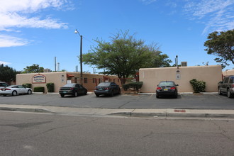 Glorieta in Albuquerque, NM - Foto de edificio - Building Photo