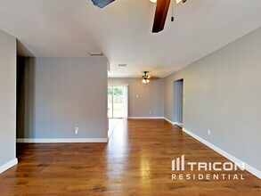 8206 Laguna Ln in Tampa, FL - Building Photo - Building Photo