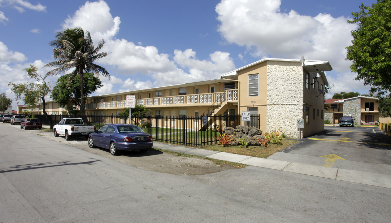 Tropical Manor in Miami, FL - Building Photo