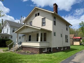 296 E State St in Athens, OH - Foto de edificio - Building Photo