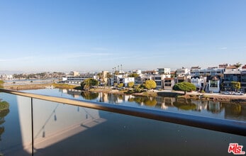 6400 Pacific Ave in Playa Del Rey, CA - Foto de edificio - Building Photo