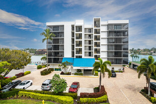 Vanderbilt Bay II in Naples, FL - Foto de edificio - Building Photo