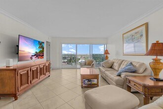 1160 Hillsboro Mile, Unit 905 in Hillsboro Beach, FL - Foto de edificio - Building Photo