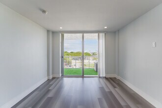 1800 NW 24th Ave, Unit 712 in Miami, FL - Foto de edificio - Building Photo