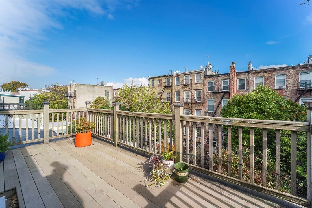 715 Bloomfield St in Hoboken, NJ - Building Photo