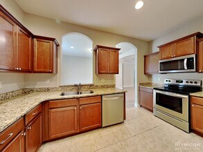 4574 Barbuda Dr in Tavares, FL - Foto de edificio - Building Photo