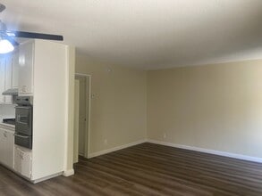 Tarzana Gardens in Tarzana, CA - Foto de edificio - Building Photo