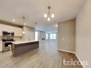 303 Thomas Point Dr in Fortville, IN - Foto de edificio - Building Photo