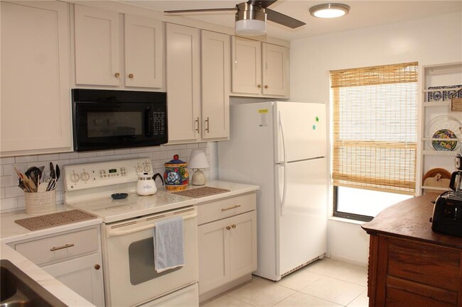 4568 Weybridge St-Unit -31 in Sarasota, FL - Building Photo - Building Photo