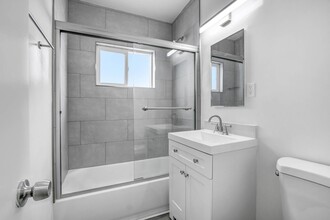 1010 Pico Blvd in Santa Monica, CA - Building Photo - Building Photo